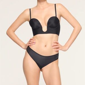 SKIMS DEEP PLUNGE BRA XS COLOR: ONYX NEW WITH TAGS